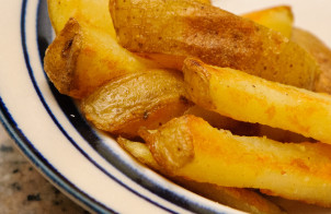 Запеченные картофельные дольки в духовке