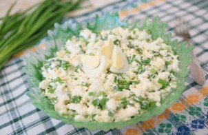 Салат с зеленым луком, яйцом и сыром