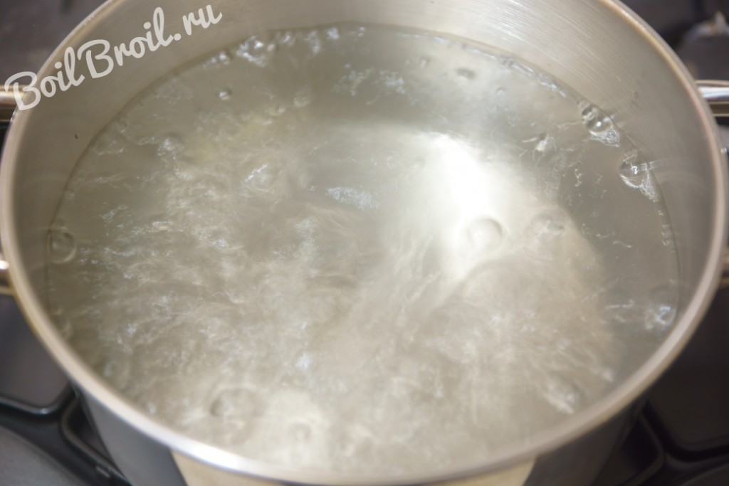 Как понять что вода закипела в кастрюле для макарон. Как варить макароны в кастрюле солить. Макароны в молоке в кастрюле. Как выглядит кипящая вода в кастрюле для макарон.