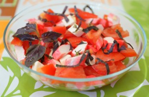 Салат с крабовыми палочками, помидорами и сыром