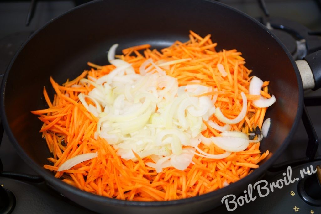 Горбуша, запеченная в духовке с морковью, луком, майонезом и сыром